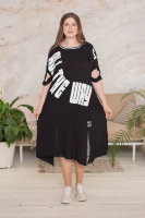 Платье DRK P6429BK Платье выполнено из штапеля (вискоза 100%). Отделка - буквенный принт, трикотажная резинка.