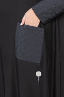 Платье DP 2952BK Платье - из мягкой трикотажной ткани с начёсом на изнаночной стороне, отделка - из двухслойной стёганой ткани. 