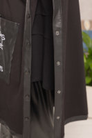 Кардиган-пончо с капюшоном DRK 8603BK Отделка кардигана - из ткани, имитирующей кожу, накладные карманы, вышивка. 