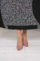 Платье CD 4197BW Платье выполнено из хлопковой жатой ткани с бархатным накатом, вставки - из трикотажной ткани. По бокам изделие стягивается кулиской.
