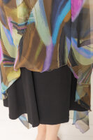 Комплект (платье из шифона и сарафан) DP 20018BK Платье - из шифона (пр-во Италия), сарафан - из мягкой трикотажной ткани (вискоза 95% эластан 5%). Впереди сбоку у платья - кулиска, на сарафане - серебристый принт.