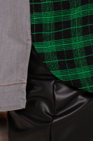 Рубашка DRK P6006GN Спинка выполнена из джинсовой ткани, отделка - буквенный принт с пайетками и металлическими бусинами. 