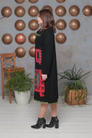 Платье со снудом ML 2825BK Снуд с застёжкой-молнией  позволяет создать оригинальные варианты воротника. Отделка платья - аппликация, стразы, буквенный принт. Низ платья стягивается кулиской.