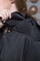 Пальто с капюшоном MQ 097230BK Пальто - из плащёвки, подкладка - 100% полиэстер, утеплитель - тонкий слой синтепона. Капюшон и манжеты отстёгиваются.