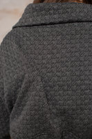 Жакет с поясом H-4 00886GY Жакет выполнен из мягкой трикотажной ткани - оригинальная выпуклая ткань, смотрится как простеганная. Подкладка - полиэстер 100%. Пояс - комбинация из основной ткани и экокожи.