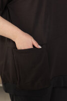 Брючный костюм DP 6125BK Туника: комбинация двух тканей - мягкой трикотажной (хлопок 95% эластан 5%) и тонкой эластичной (хлопок 74% полиамид 23% эластан 3%). Брюки: тонкая эластичная ткань (хлопок 74% полиамид 23% эластан 3%). Отделка - объёмный накладной карман, принт.